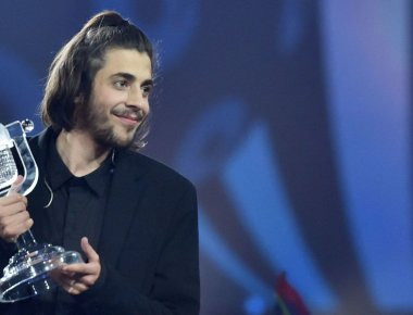 Σε κρίσιμη κατάσταση η υγεία του νικητή της Eurovision - Έχει τρεις μήνες ζωής (φωτό, βίντεο)